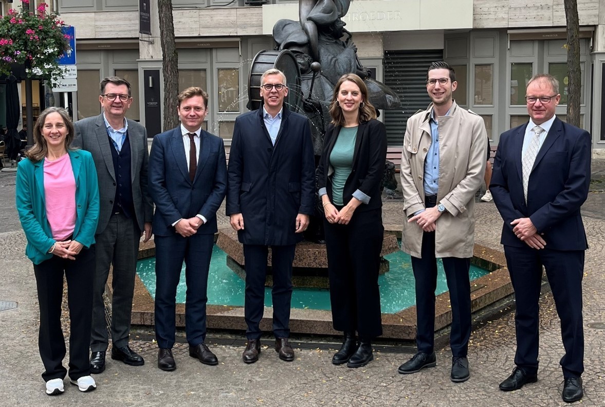 (de g. Ã  dr.) Christine Bastian, direction gÃ©nÃ©rale de la SÃ©curitÃ© civile du ministÃ¨re des Affaires intÃ©rieures ; Alain Becker, direction gÃ©nÃ©rale de la SÃ©curitÃ© civile du ministÃ¨re des Affaires intÃ©rieures ; Andrew Bower, United Nations Office for Disaster Risk Reduction (UNDRR) ; LÃ©on Gloden, ministre des Affaires intÃ©rieures ; Laila KÃ¼hle, Bundesamt fÃ¼r BevÃ¶lkerungsschutz und Katastrophenhilfe (BBK) ; Pol Henrotte, direction gÃ©nÃ©rale de la SÃ©curitÃ© civile du ministÃ¨re des Affaires intÃ©rieures ; Patrick Majerus, Haut-Commissariat Ã  la protection nationale (HCPN)