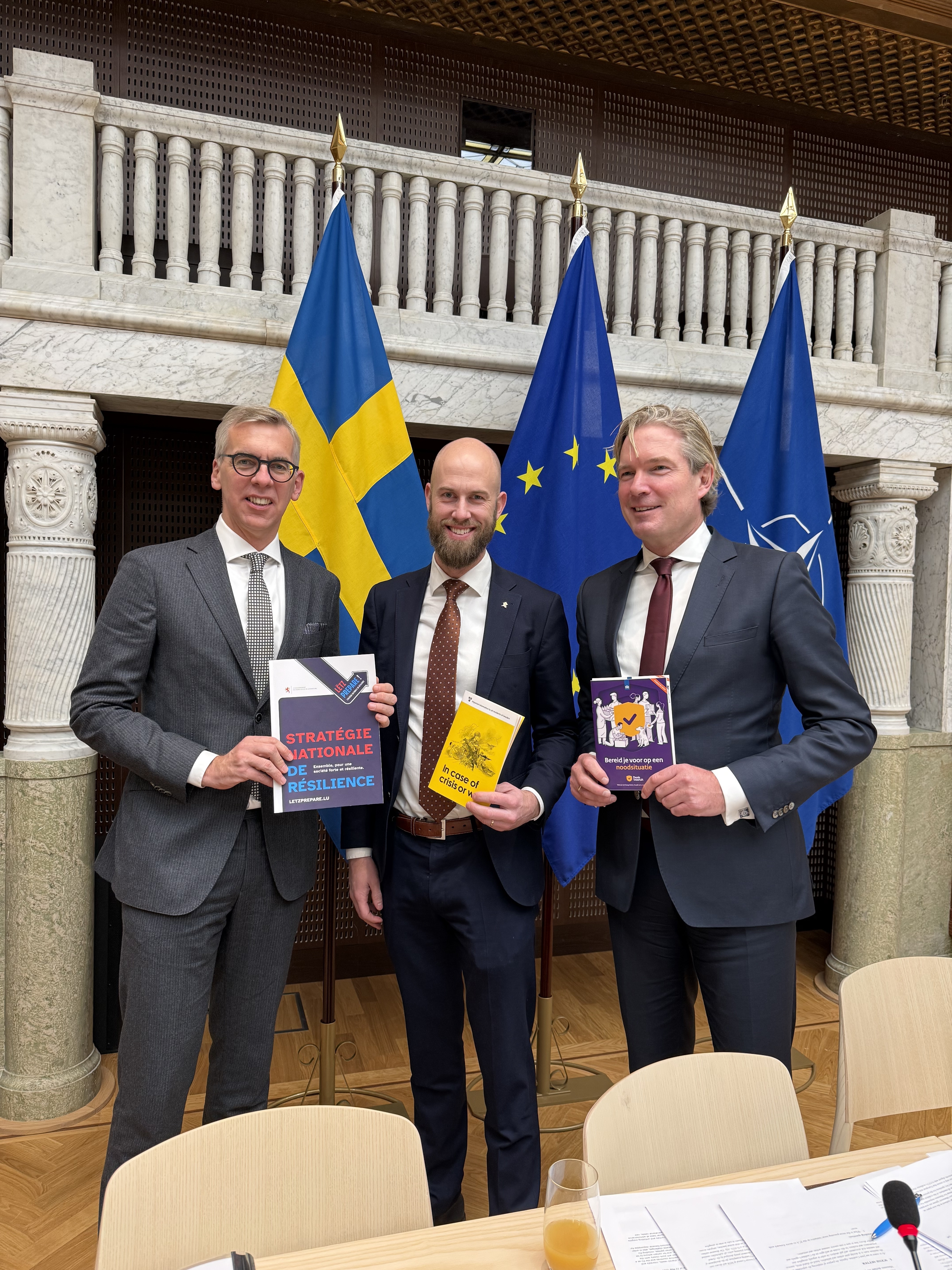 (de g. Ã  dr.) LÃ©on Gloden, ministre des Affaires intÃ©rieures ; Carl-Oskar Bohlin, ministre de la DÃ©fense civile du royaume de SuÃ¨de ; Foort van Oosten, ministre de la Justice et de la SÃ©curitÃ© du royaume des Pays-Bas