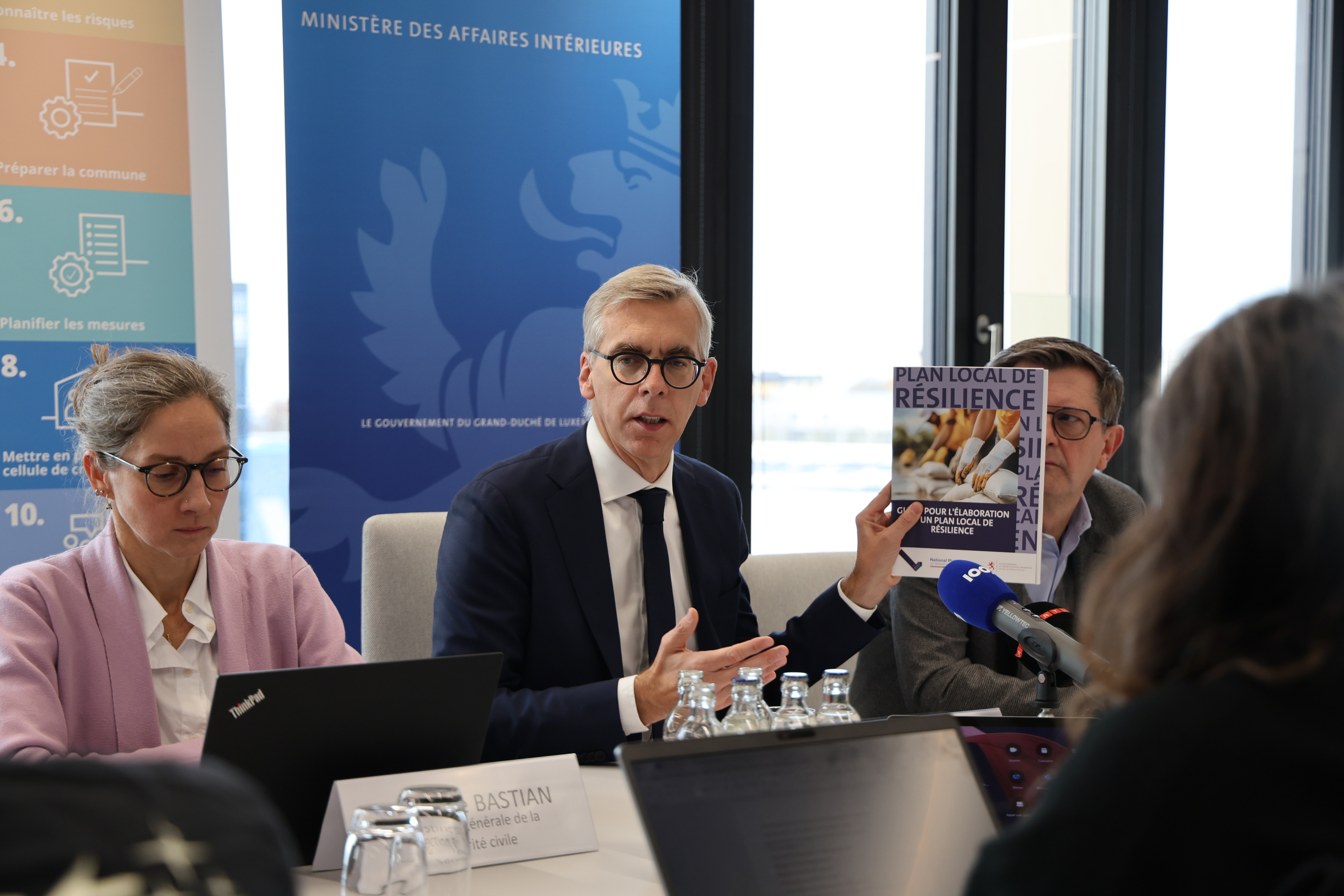 (de g. Ã  dr.) Christine Bastian, Direction gÃ©nÃ©rale de la sÃ©curitÃ© civile ; LÃ©on Gloden, ministre des Affaires intÃ©rieures ; Alain Becker, directeur gÃ©nÃ©ral de la Direction gÃ©nÃ©rale de la sÃ©curitÃ© civile
